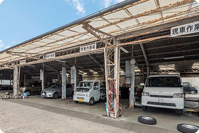 日東自動車の整備工場