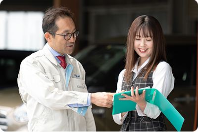 お客様と修理内容を確認するスタッフ