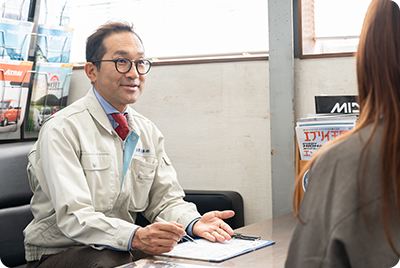 修理方法を説明するスタッフ