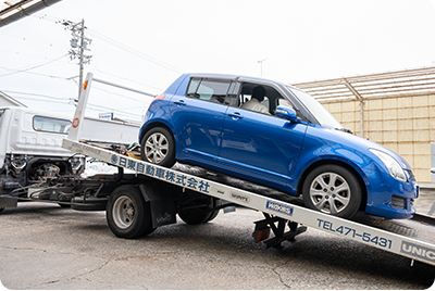 自社所有のレッカー車による車両の搬送