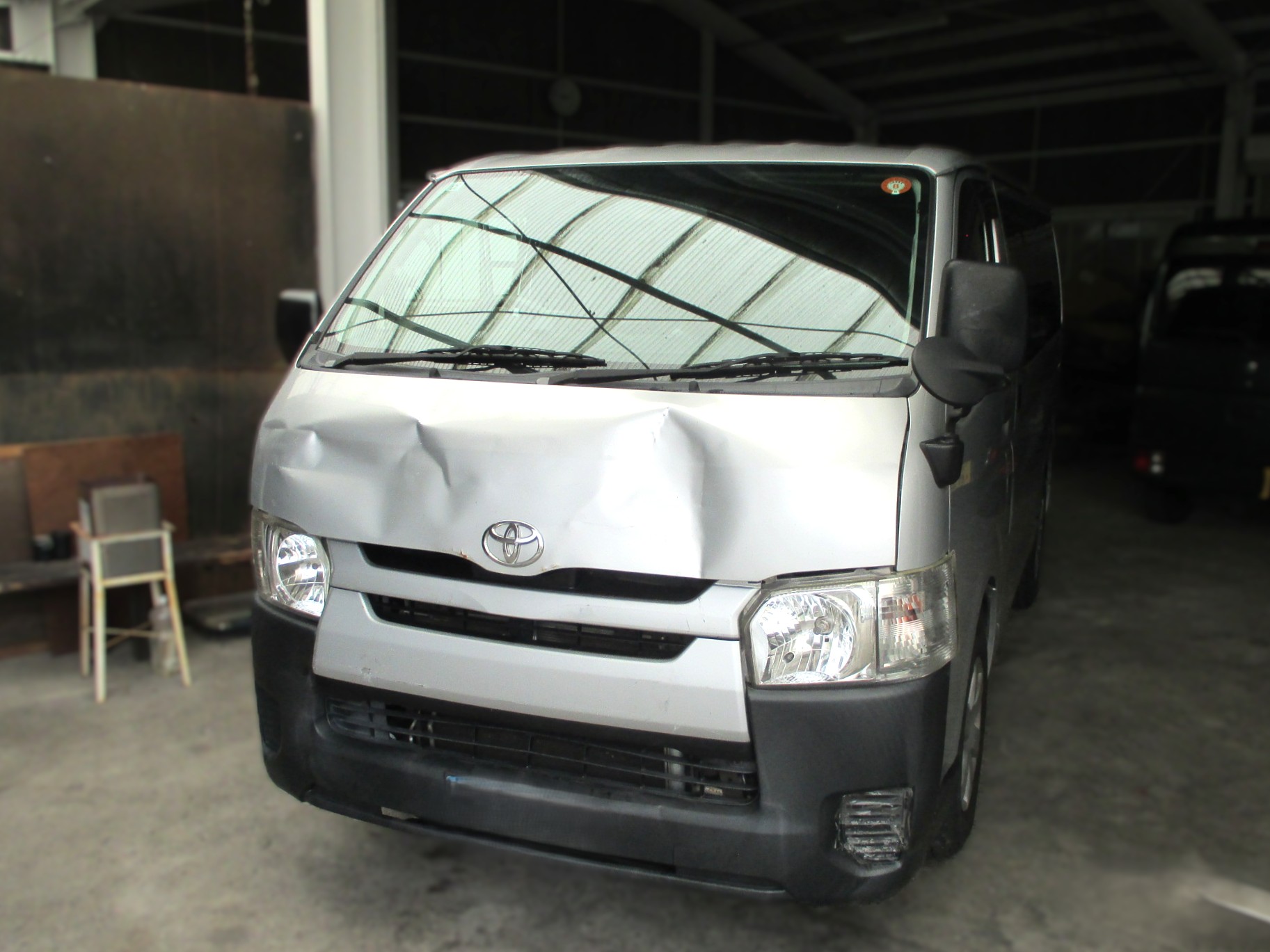 トヨタ ハイエース｜フロントまわりの事故修理