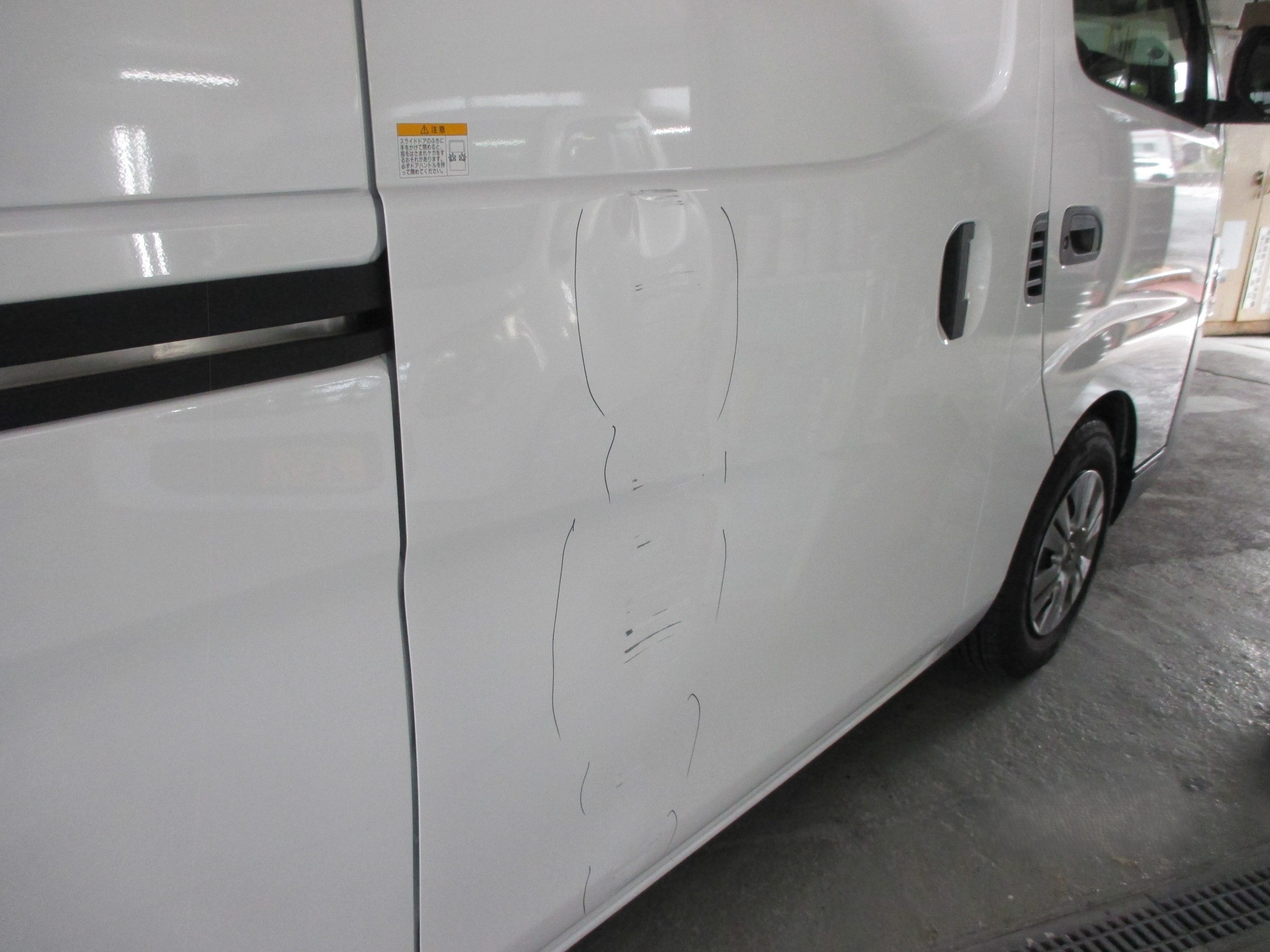 日産 キャラバン 冷凍車｜右側ドアの鈑金塗装修理