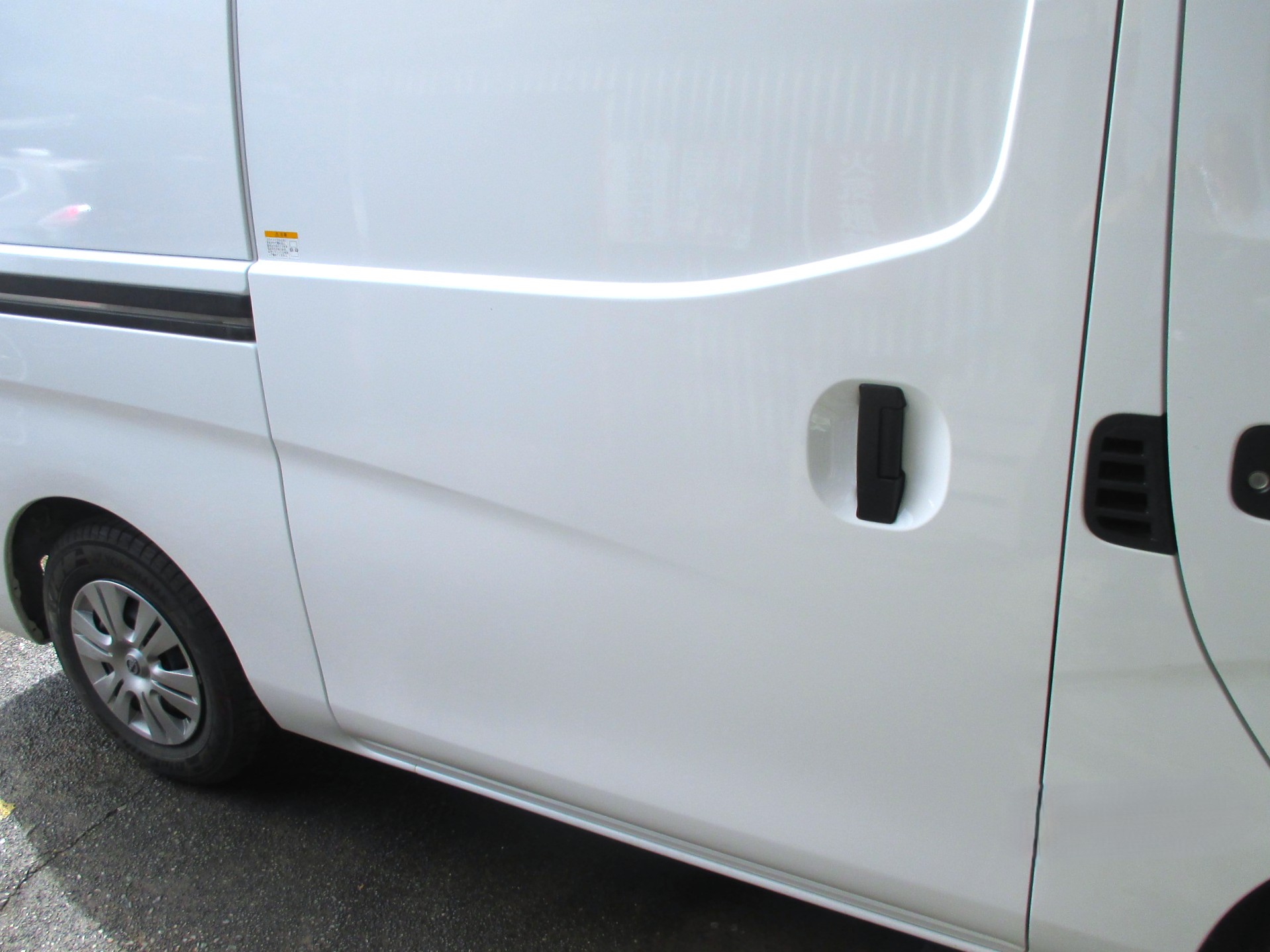 日産 キャラバン 冷凍車｜右側ドアの鈑金塗装修理